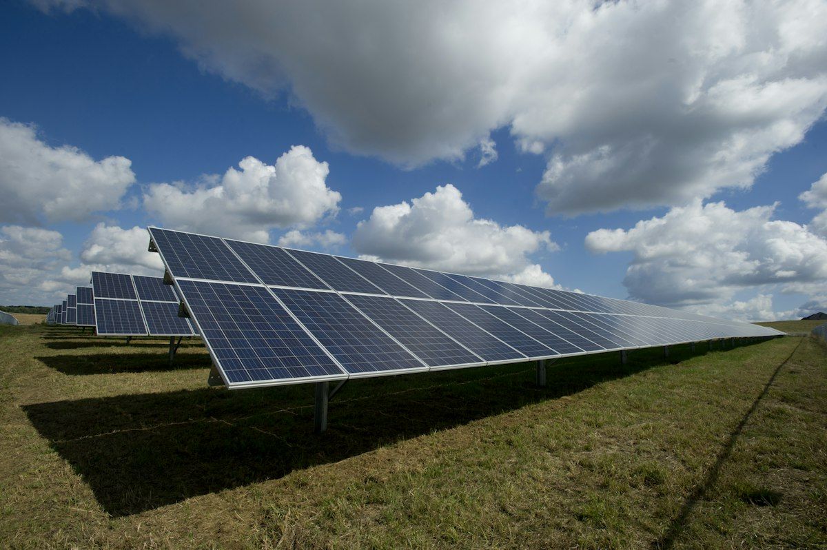 Pannelli fotovoltaici sotto un cielo azzurro